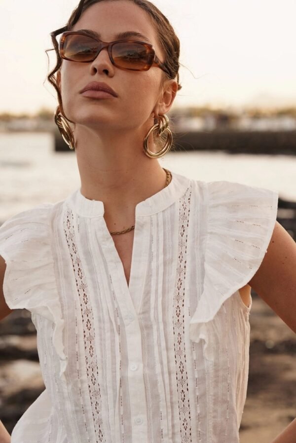 Camisa blanca sin mangas y bordados ARIA
