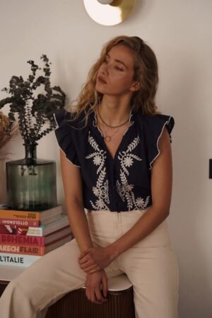 Blusa sin mangas marino con bordados en relieve