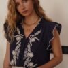 Blusa sin mangas con bordado marino y beige detalle Blusa sin mangas marino con bordados en relieve