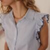 Blusa sin mangas rayas y volantes azul