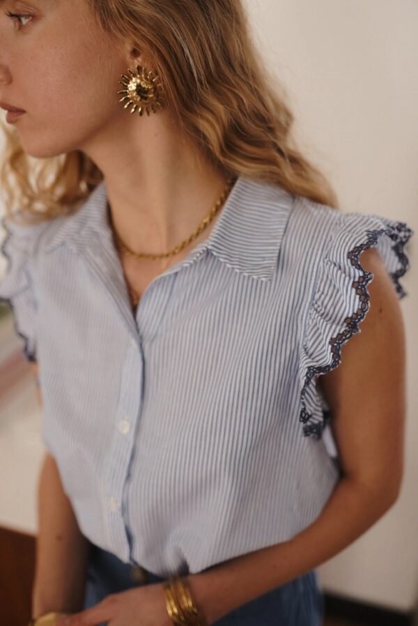 Blusa sin mangas rayas y volantes azul