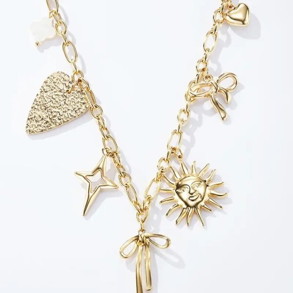 Collar dorado de lazo y sol
