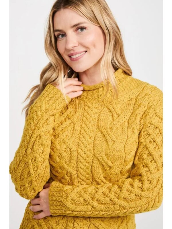 Jersey con patrón asimétrico de lana Calla Aran amarillo