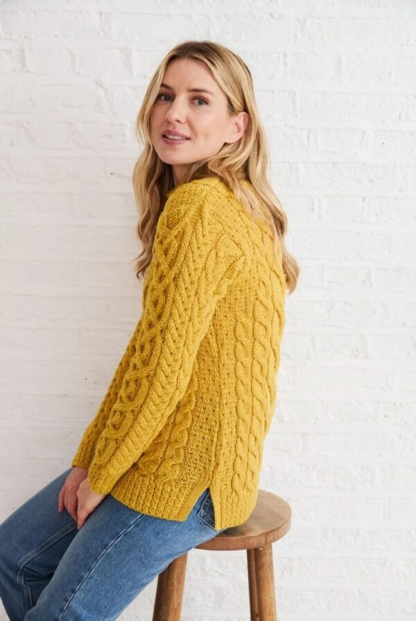 Jersey con patrón asimétrico de lana Calla Aran amarillo