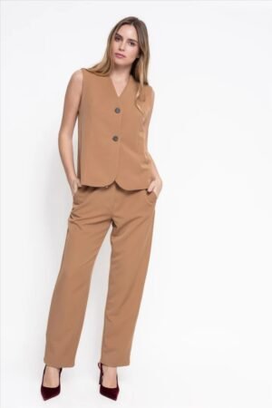 Pantalón liso relax-fit con cordón delantero camello