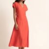 Vestido evasé fruncido en la cintura color coral