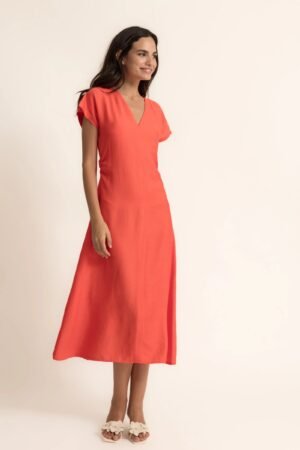 Vestido evasé fruncido en la cintura color coral