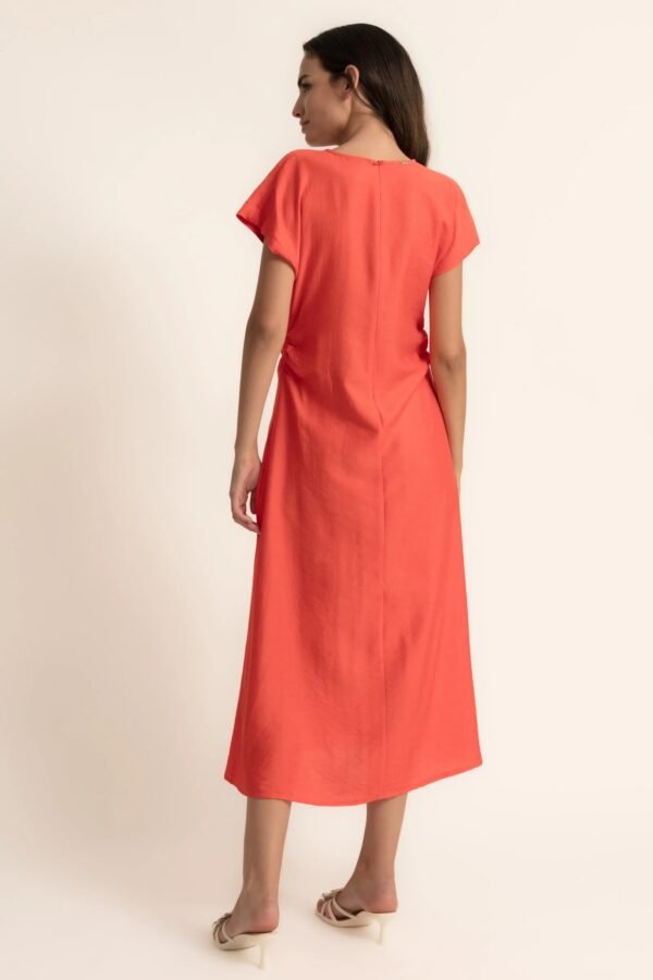 Vestido evasé fruncido en la cintura color coral