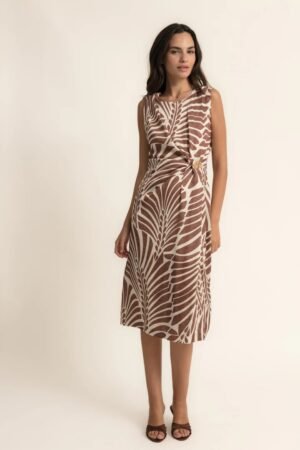 Vestido escote pliegues con pasador dorado