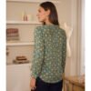Blusa estampada de flores fondo verde