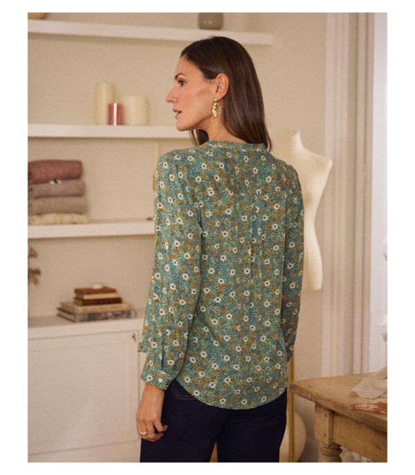 Blusa estampada de flores fondo verde