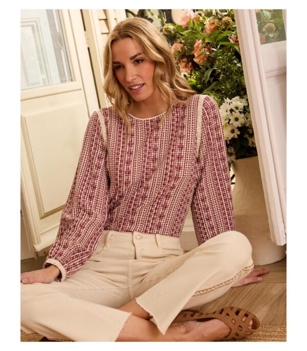 Blusa estampada con bordados color cereza