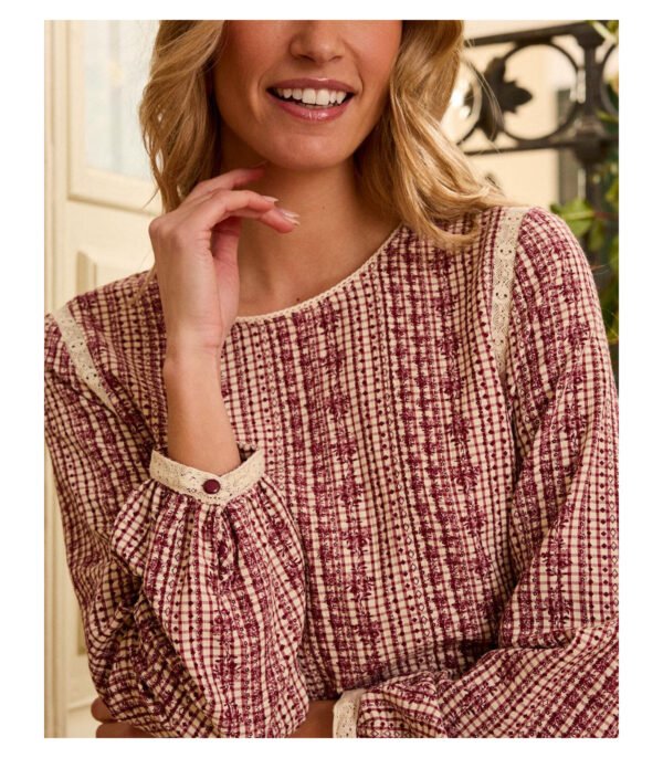 Blusa estampada con bordados color cereza