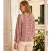 Blusa estampada con bordados color cereza