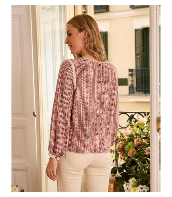 Blusa estampada con bordados color cereza
