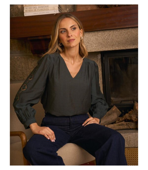 Blusa cuello pico y manga con encaje verde oscuro