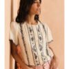 Camisa bordada manga corta beige y negro