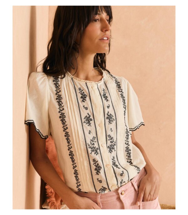 Camisa bordada manga corta beige y negro