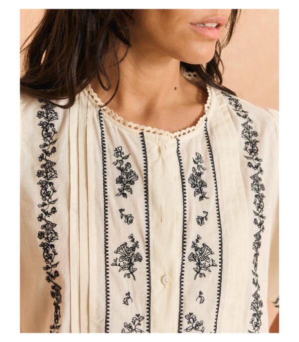 Camisa bordada manga corta beige y negro