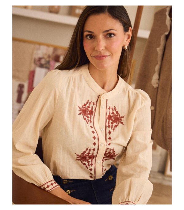 Camisa bordados y mangas abullonadas beige