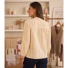 Camisa bordados y mangas abullonadas beige