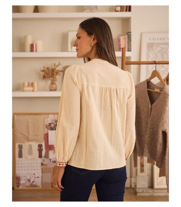 Camisa bordados y mangas abullonadas beige