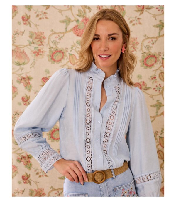 Camisa bordados azul y cuello con volante