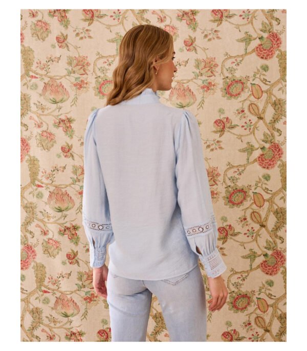 Camisa bordados azul y cuello con volante