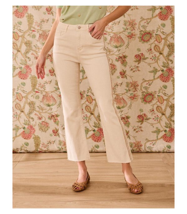 Pantalón vaquero beige con bordado