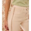 Pantalón vaquero beige con bordado