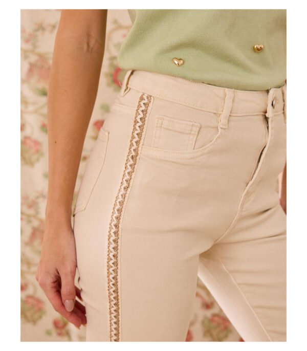 Pantalón vaquero beige con bordado