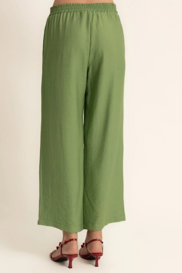 pantalon recto fluido verde espalda Pantalón recto fluido con cordón coral