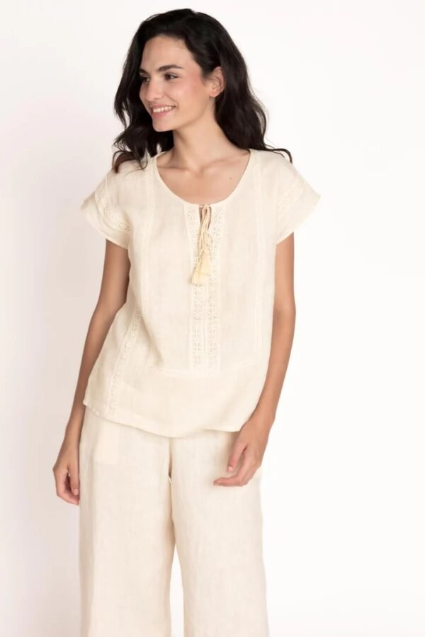 Blusa de lino con tiras decorativas