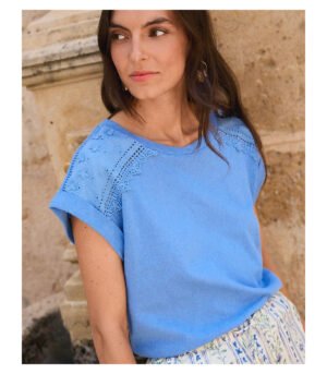 Camiseta con bordados azul atlántico