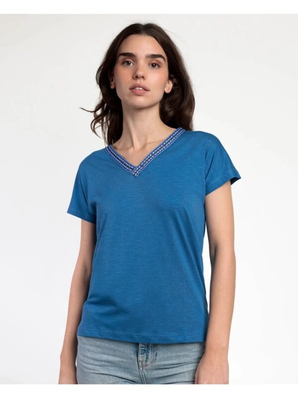 Camiseta azul cuello pico y bordados MÉXICO