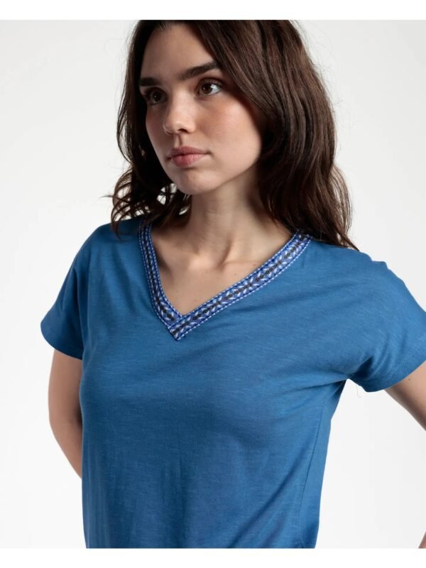 Camiseta azul cuello pico y bordados MÉXICO