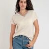 Camiseta beige cuello pico y bordados MÉXICO