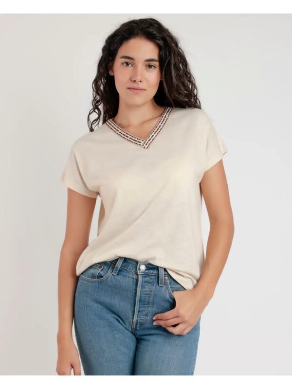 Camiseta beige cuello pico y bordados MÉXICO
