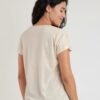 Camiseta beige cuello pico y bordados MÉXICO