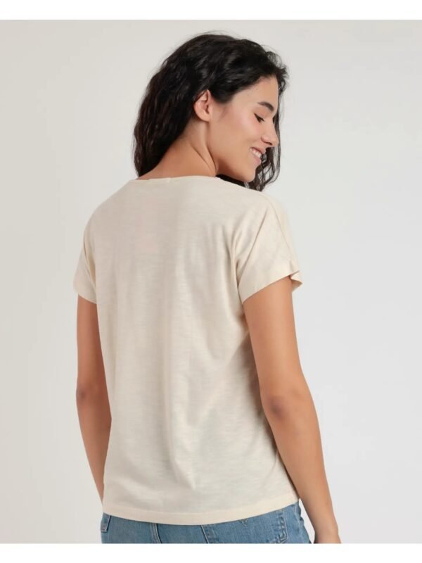 Camiseta beige cuello pico y bordados MÉXICO