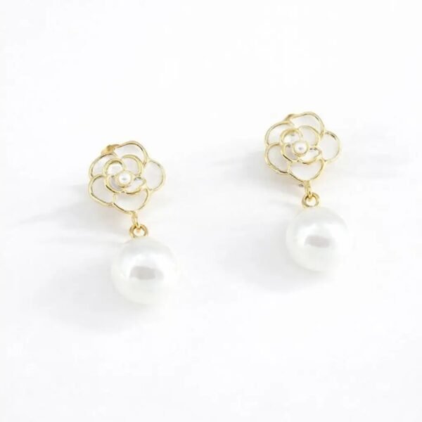 Pendientes colgantes perla y flor blanco y dorado SILVIA