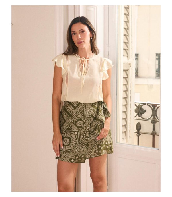 Blusa color crema escote V con lazada LUCÍA