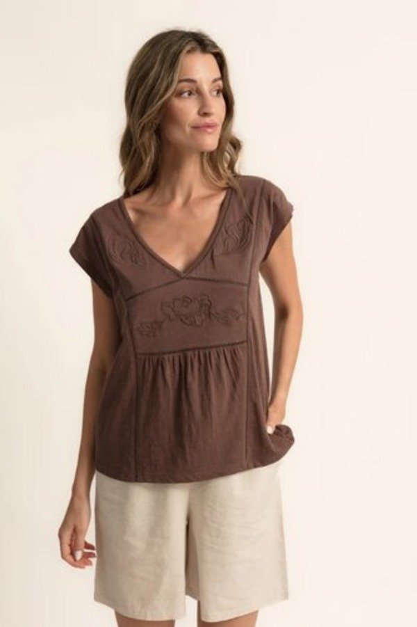 Camiseta flamé bordados color chocolate